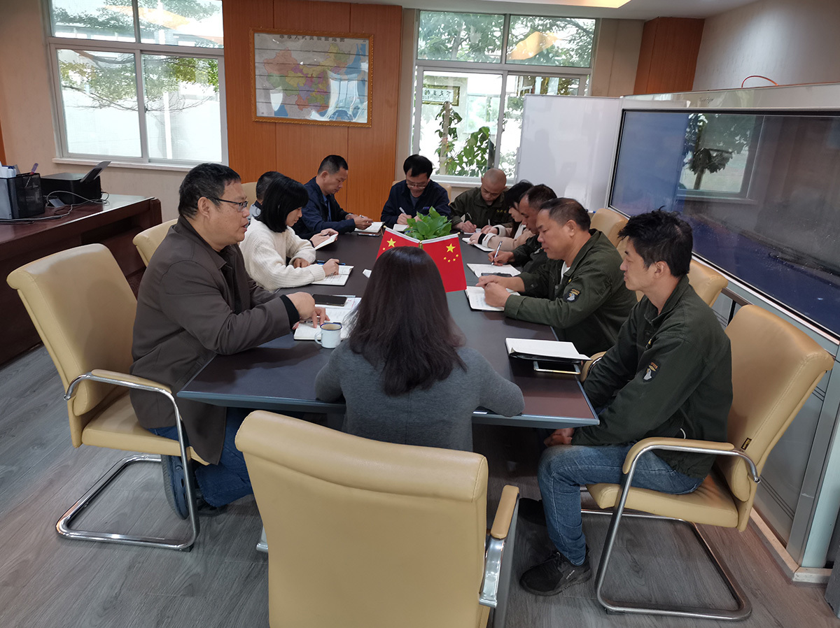 優(you)秀的(de)設計(ji)，如采(cai)用自(zi)動托(tuo)盤進(jin)料系(xi)統，物(wu)料輸(shu)送和(he)布局(ju)系統(tong)